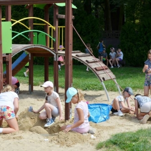 Ostatni dzień półkolonii turnus IV spędzony na boisku sportowym Orzeł w Nakle Śląskim