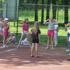 Pierwszy dzień organizacyjny. Zajęcia stacjonarne z ułożeniem regulaminu półkolonii, grami, zabawami i zajęciami plastycznymi