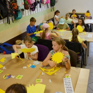 Pierwszy dzień organizacyjny. Zajęcia stacjonarne z ułożeniem regulaminu półkolonii, grami, zabawami i zajęciami plastycznymi