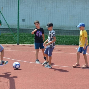 Pierwszy dzień organizacyjny. Zajęcia stacjonarne z ułożeniem regulaminu półkolonii, grami, zabawami i zajęciami plastycznymi