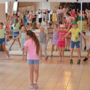 Pierwszy dzień organizacyjny. Zajęcia stacjonarne z ułożeniem regulaminu półkolonii, grami, zabawami i zajęciami plastycznymi