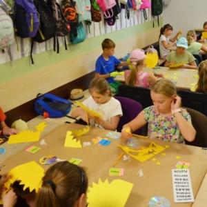 Pierwszy dzień organizacyjny. Zajęcia stacjonarne z ułożeniem regulaminu półkolonii, grami, zabawami i zajęciami plastycznymi