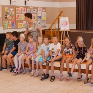 Pierwszy dzień organizacyjny. Zajęcia stacjonarne z ułożeniem regulaminu półkolonii, grami, zabawami i zajęciami plastycznymi
