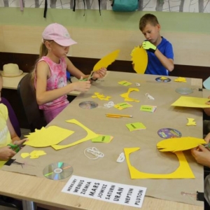 Pierwszy dzień organizacyjny. Zajęcia stacjonarne z ułożeniem regulaminu półkolonii, grami, zabawami i zajęciami plastycznymi