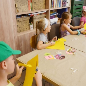Pierwszy dzień organizacyjny. Zajęcia stacjonarne z ułożeniem regulaminu półkolonii, grami, zabawami i zajęciami plastycznymi