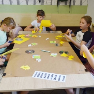 Pierwszy dzień organizacyjny. Zajęcia stacjonarne z ułożeniem regulaminu półkolonii, grami, zabawami i zajęciami plastycznymi