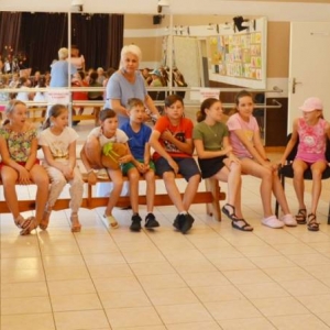 Pierwszy dzień organizacyjny. Zajęcia stacjonarne z ułożeniem regulaminu półkolonii, grami, zabawami i zajęciami plastycznymi