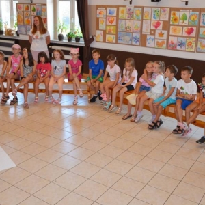 Pierwszy dzień organizacyjny. Zajęcia stacjonarne z ułożeniem regulaminu półkolonii, grami, zabawami i zajęciami plastycznymi