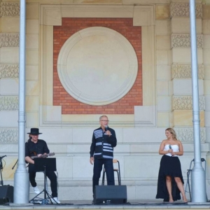 Kadr ze spotkania kabaretowo-muzycznego z Grzegorzem Poloczkiem