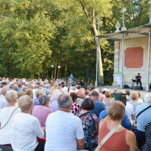Kadr ze spotkania kabaretowo-muzycznego z Grzegorzem Poloczkiem