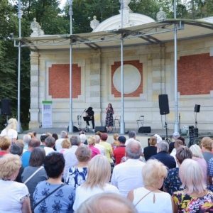 Kadr ze spotkania kabaretowo-muzycznego z Grzegorzem Poloczkiem