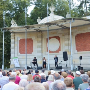 Kadr ze spotkania kabaretowo-muzycznego z Grzegorzem Poloczkiem