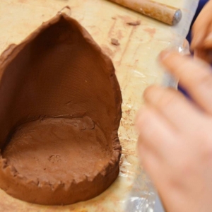 Tworzenie prac ceramicznych podczas warsztatów wakacyjnych