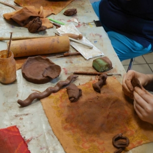 Tworzenie prac ceramicznych podczas warsztatów wakacyjnych