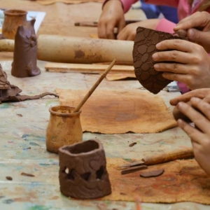Tworzenie prac ceramicznych podczas warsztatów wakacyjnych