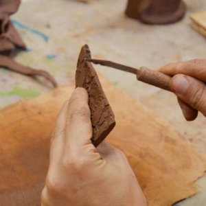 Tworzenie prac ceramicznych podczas warsztatów wakacyjnych