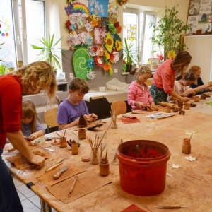 Uczestnicy warsztatów ceramicznych podczas wykonywania swoich prac