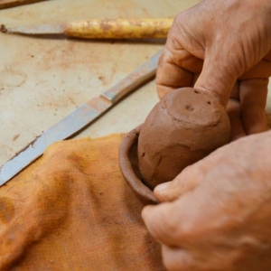 Tworzenie prac ceramicznych podczas warsztatów wakacyjnych