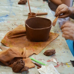 Tworzenie prac ceramicznych podczas warsztatów wakacyjnych