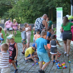 Uczestnicy imprezy plenerowej Pożegnanie wakacji podczas wspólnej zabawy