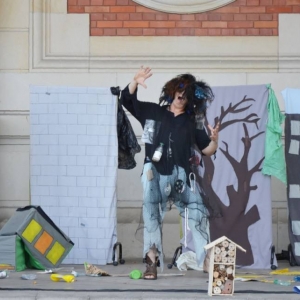 Występ grupy teatralnej w wydarzeniu Pożegnanie wakacji