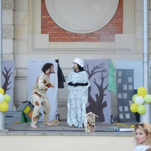 Występ grupy teatralnej w wydarzeniu Pożegnanie wakacji