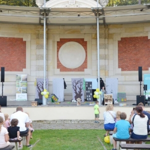 Występ grupy teatralnej w wydarzeniu Pożegnanie wakacji