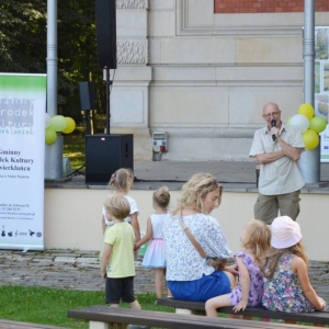 Uczestnicy imprezy plenerowej Pożegnanie wakacji podczas wspólnej zabawy