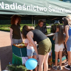 Stoiska podczas imprezy plenerowej Pożegnanie wakacji