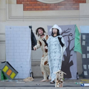 Występ grupy teatralnej w wydarzeniu Pożegnanie wakacji