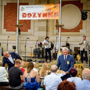 Cżesowanie chlebem dożynkowym publiczność dożynkową