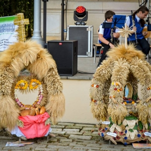 Korony dożynkowe wykonane przez KGW z Gminy Świerklaniec