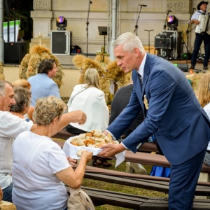 Cżesowanie chlebem dożynkowym publiczność dożynkową