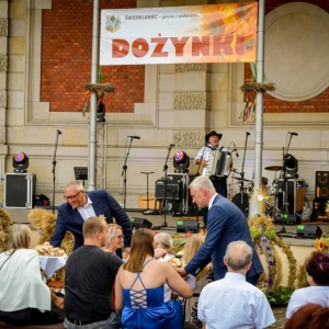 Cżesowanie chlebem dożynkowym publiczność dożynkową