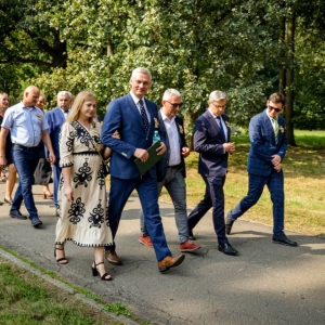 Przemarsz korowodu z Kościoła do amfiteatru