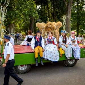 Przemarsz korowodu z Kościoła do amfiteatru