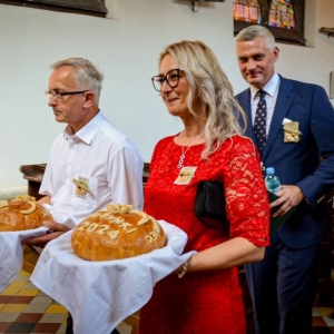 Starości dożynkowi z chlebem