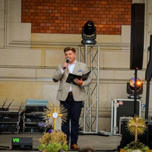Konferansjer Karol Gembczyk