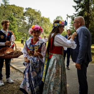 Przypinanie kotylionów zaproszonym gościom