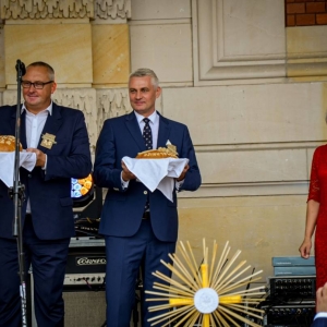 Uroczyste przekazanie chlebów przez Starostów dożynkowych WójtowiGrzegorzowi Zadęckiemu oraz Przewodniczącemu Rady Gminy Michałowi Nolewajce