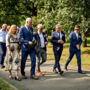 Przemarsz korowodu z Kościoła do amfiteatru