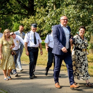 Przemarsz korowodu z Kościoła do amfiteatru