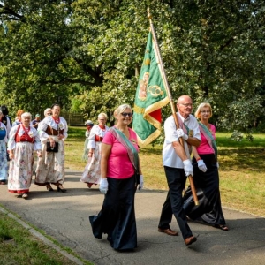 Przemarsz korowodu z Kościoła do amfiteatru