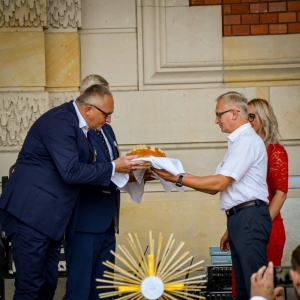 Uroczyste przekazanie chlebów przez Starostów dożynkowych WójtowiGrzegorzowi Zadęckiemu oraz Przewodniczącemu Rady Gminy Michałowi Nolewajce