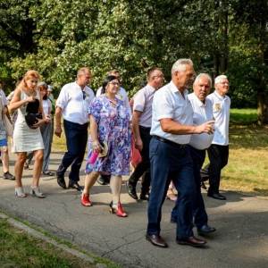 Przemarsz korowodu z Kościoła do amfiteatru