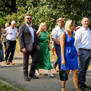 Przemarsz korowodu z Kościoła do amfiteatru