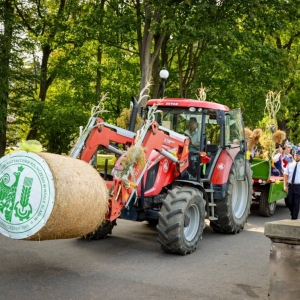 Przemarsz korowodu z Kościoła do amfiteatru