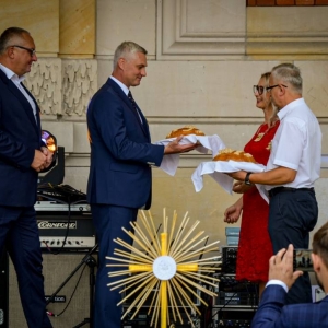 Uroczyste przekazanie chlebów przez Starostów dożynkowych WójtowiGrzegorzowi Zadęckiemu oraz Przewodniczącemu Rady Gminy Michałowi Nolewajce