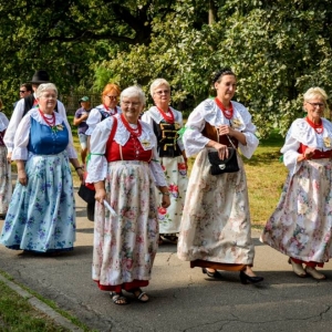 Przemarsz korowodu z Kościoła do amfiteatru