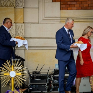 Uroczyste przekazanie chlebów przez Starostów dożynkowych WójtowiGrzegorzowi Zadęckiemu oraz Przewodniczącemu Rady Gminy Michałowi Nolewajce